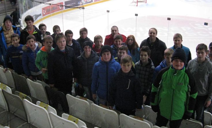 Die Gruppe im Stadion