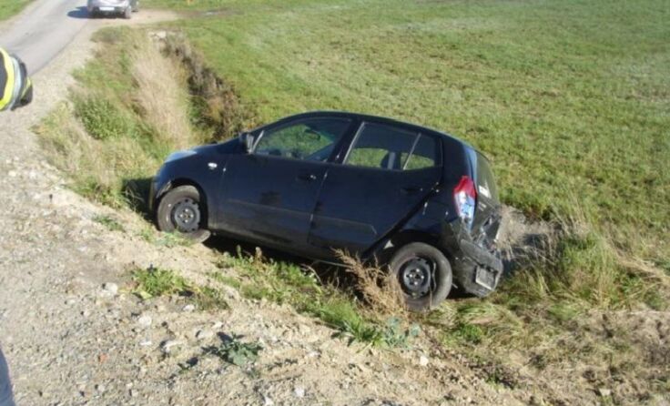 Ein Fahrzeug wurde in den Straßengraben geschleudert. Foto: FF Vitis