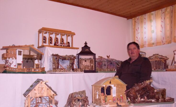Johann Klaper mit einigen seiner selbstgebauten Krippen.