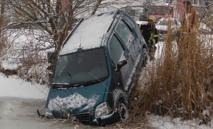 Der Unfallverursacher landete mit seinem Fahrzeug im Wasser.
