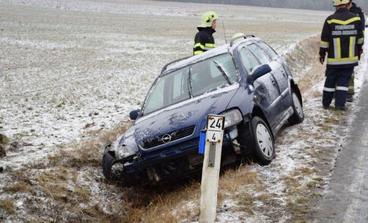 Der PKW musste von der Feuerwehr geborgen werden.