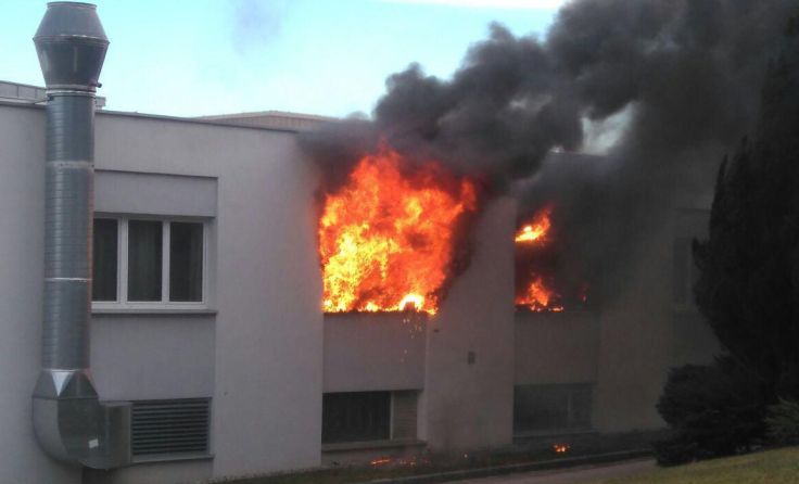 Die Halle stand beim Eintreffen der Feuerwehren in Vollbrand.