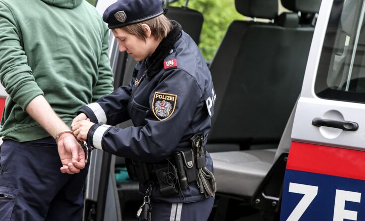 Für den Tatverdächtigen klickten nach seinem Geständnis die Handschellen. Symbolfoto: Vowe