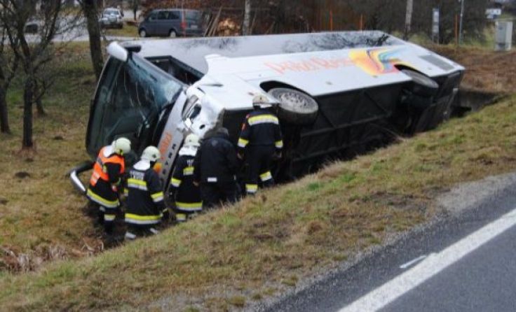 Der LKW kam seitlich zu liegen.