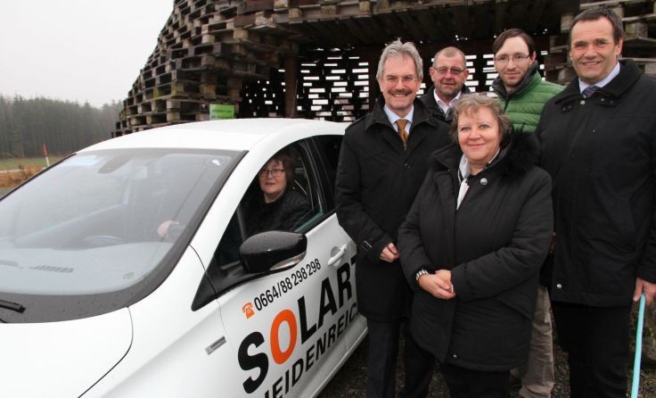 Landesrat Karl Wilfing (l.) machte sich selbst ein Bild vom Solartaxi.
