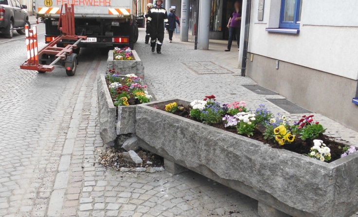 Gegen diese Blumentröge aus Stein krachte das Fahrzeug.
