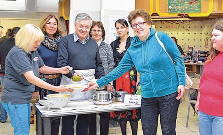 Bürgermeister Gerhard Kirchmaier schenkte selbst die Suppen aus. Foto: SAM NÖ