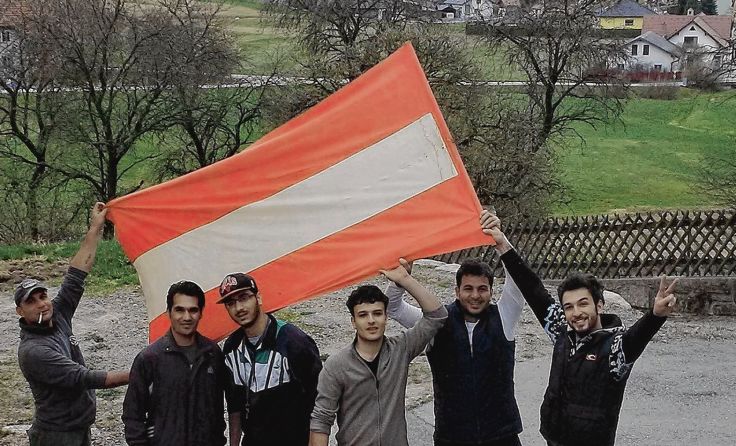 Die Helfer waren von der riesigen Österreich-Fahne fasziniert.