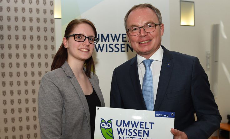 V.l.: Sabrina Gaupmann von der Sonnenwelt in Großschönau mit Umwelt-Landesrat Stephan Pernkopf