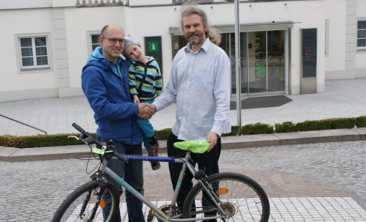 Bei der Übergabe des Fahrrads: Gilbert Brodar (l.) und Stadtrat Martin Litschauer