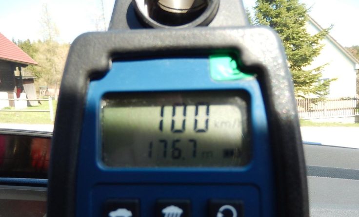 Da staunten die Beamten nicht schlecht - 100 km/h im Ortsgebiet