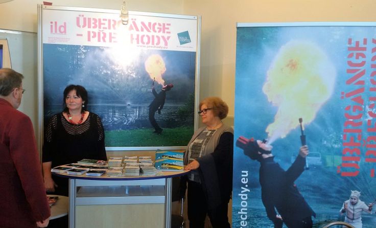 Brigitte Temper-Samhaber und Hermina Mocova (Kulturamt Südböhmen) am Messestand in Budweis
