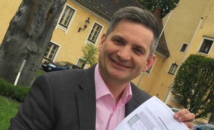 Maurice Androsch mit der unterzeichneten Erklärung. Foto: Daniela Androsch