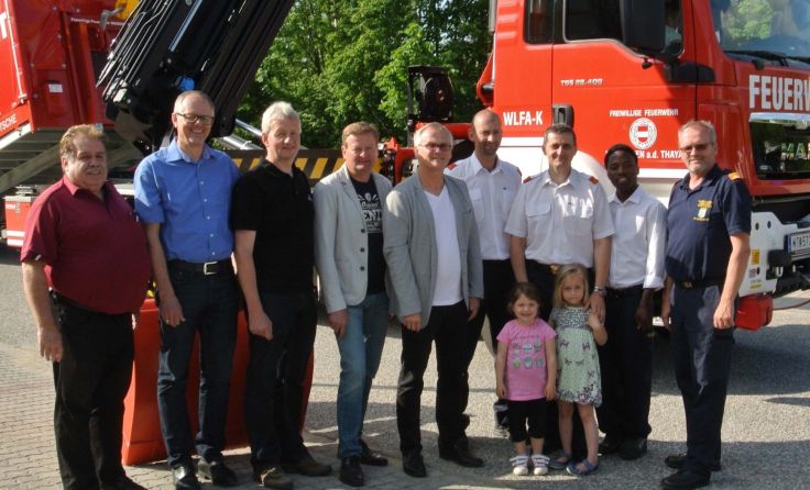 Vertreter der Stadtgemeinde und der Feuerwehr vor dem neuen Einsatzfahrzeug