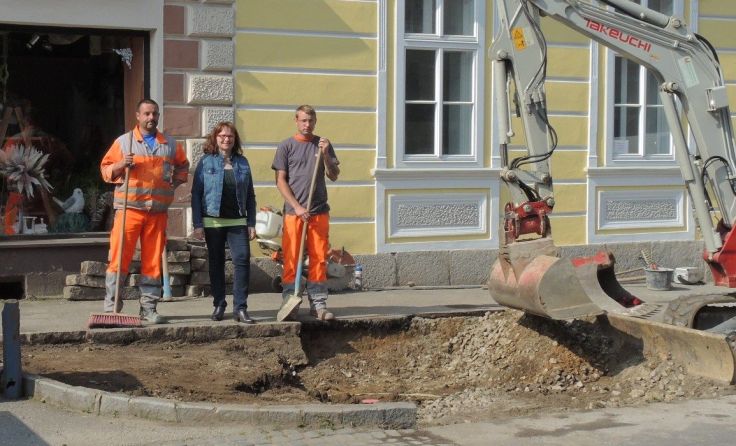 Bürgermeisterin Anette Töpfl, Thomas Röhrenbacher und Marc Mathuber bei einer der Baustellen.