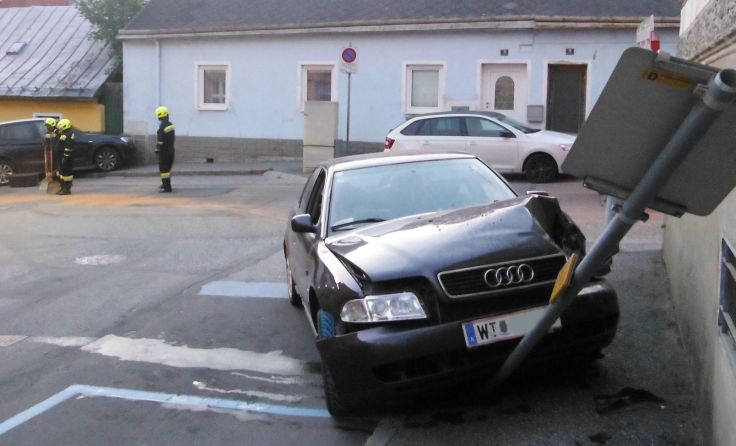 Der PKW rammte auch ein Verkehrsschild.