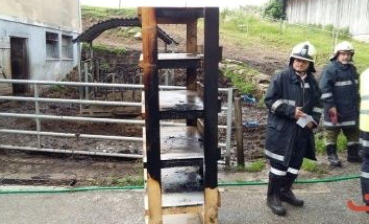 Das Feuer griff rasch auf die Einrichtung der Garage über. Foto: FF Bad Großpertholz