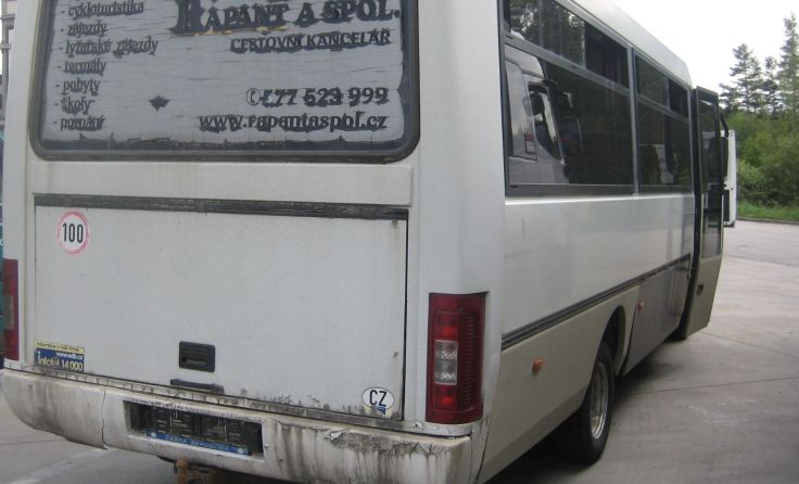 Der Reisebus ließ auch äußerlich viel zu wünschen übrig.