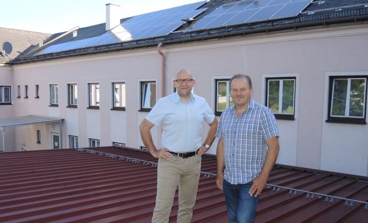 Eduard Köck und Roland Datler bei der PV-Anlage am Gemeindeamt...
