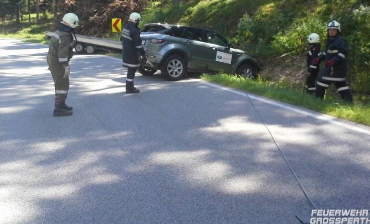 Die Feuerwehr Bad Großpertholz barg den beschädigten PKW.