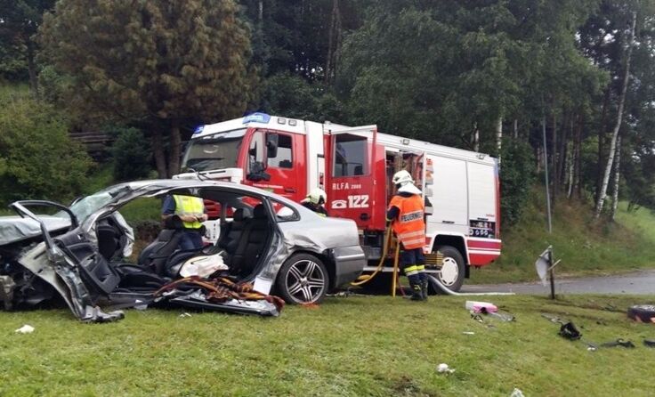 Die Feuerwehr musste den Lenker aus dem zerstörten PKW bergen.