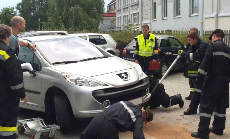 Der defekte PKW blockierte die Zufahrt zum Parkplatz des Krankenhauses.