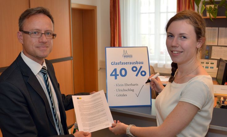 Martin Bogg aus Götzles übergab den notwendigen letzten Vertrag an Marion Hartl aus dem Bauamt.