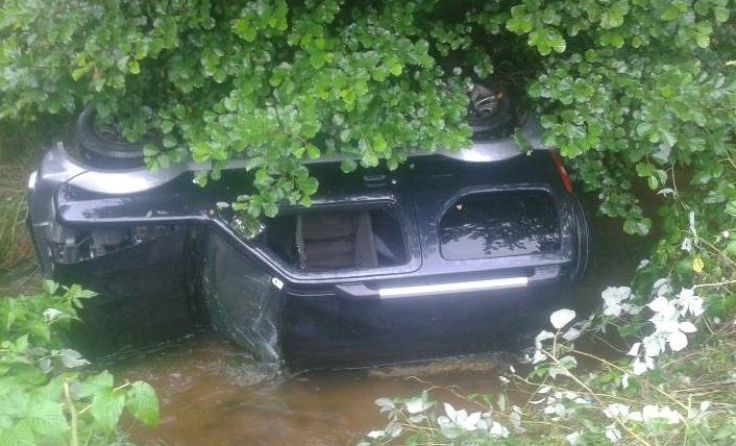 Der Pensionist konnte sich nach dem Unfall selbst aus dem im Bach liegenden Auto befreien.