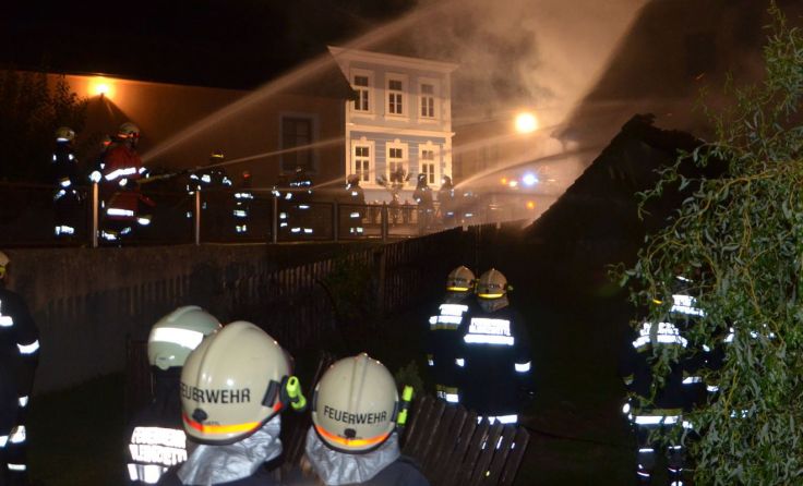 Der Brand im Ortszentrum wurde von 96 Florianis bekämpft.