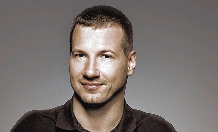 Georg Fraberger liest bei der Eröffnung. Foto: Andreas Hofer