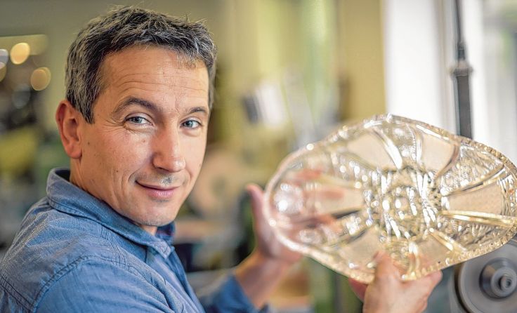 vErwin Weber mit einem seiner Produkte. Foto: Waldviertel Tourismus / Robert Herbst