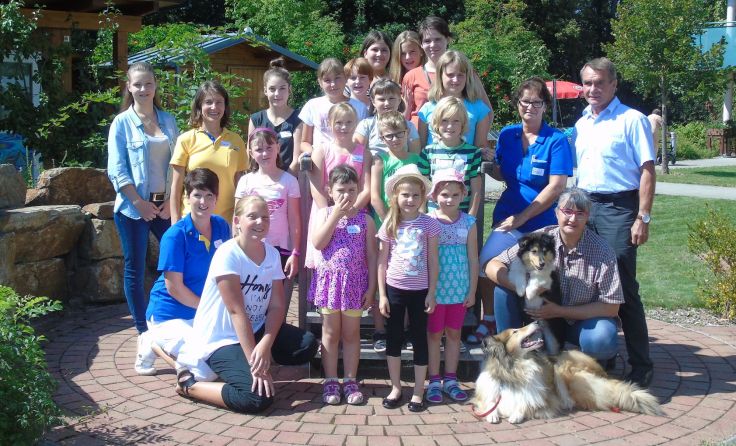 Die Kinder beim Besuch im Landespflegeheim Raabs.