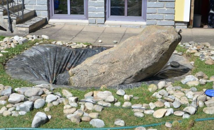 Dieser mehrere hundert Kilogramm schwere Stein begrub den Mann unter sich.