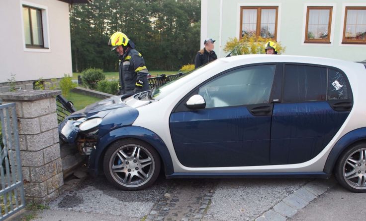Der PKW wurde beim dem Unfall schwer beschädigt.