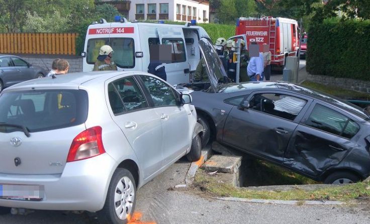 Ein Unfallfahrzeug durchbrach ein Geländer und stürzte ins Bachbett.