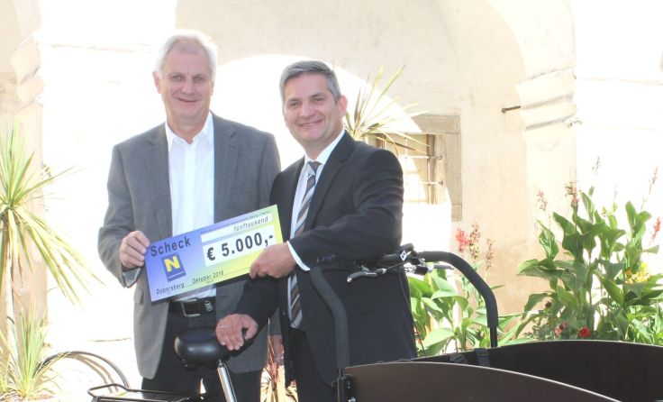 V.l.: Obmann Reinhard Deimel und Landesrat Maurice Androsch bei der Übergabe in Dobersberg.