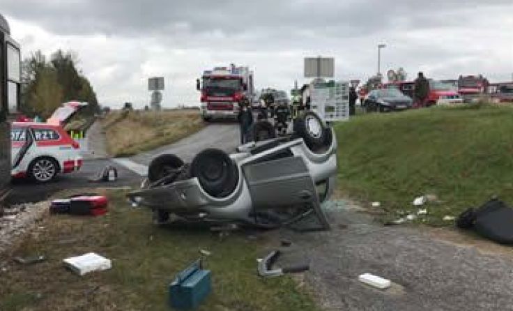 Das Auto wurde vom Triebwagen erfasst und von den Gleisen geschleudert.