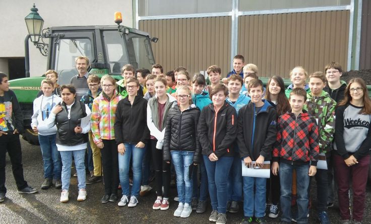 Die 4. Klassen der NMS Raabs beim Besuch im Bauhof.