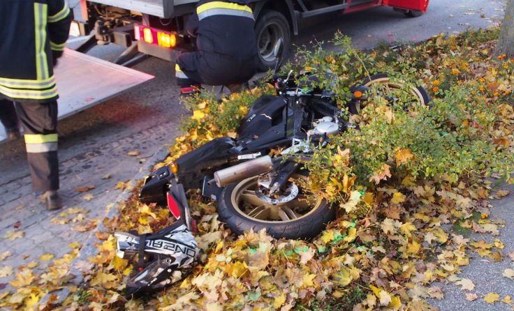 Das junge Lenker kam samt Mofa am Gehsteig zu liegen. Foto: FF Waidhofen/Thaya