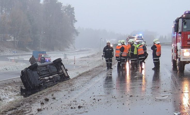 Feuerwehrmitglieder machen sich nach der Menschenrettung bereit zur Fahrzeugbergung.