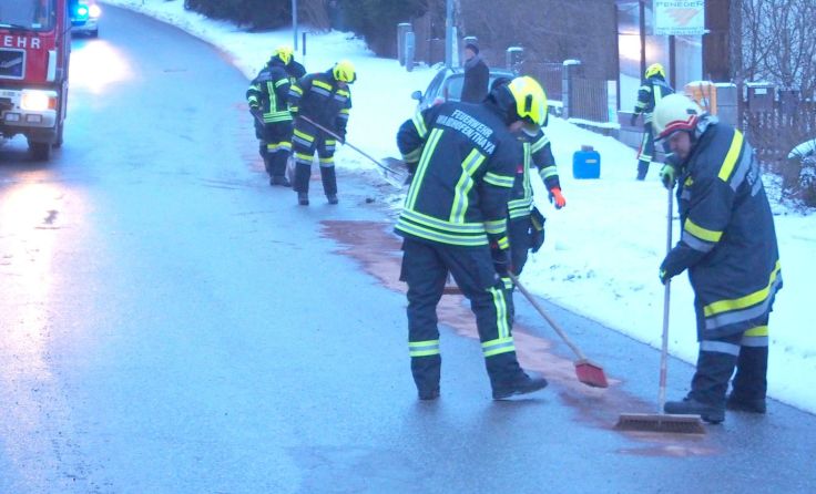 Die Mitglieder der FF Waidhofen entfernten die Ölspur.