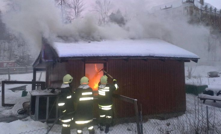 Der Innenraum der Hütte stand beim Eintreffen der Feuerwehr in Vollbrand.