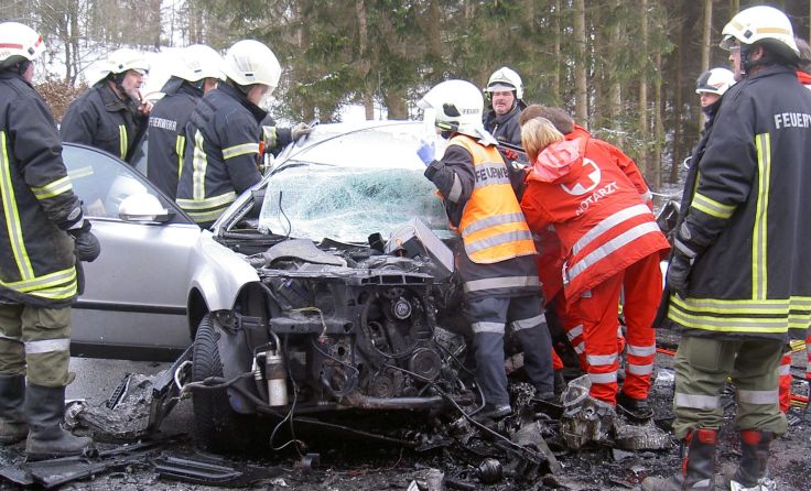Die Einsatzkräfte mussten die Unfallopfer aus den Wracks schneiden. Foto: Max Mörzinger/BFK Gmünd