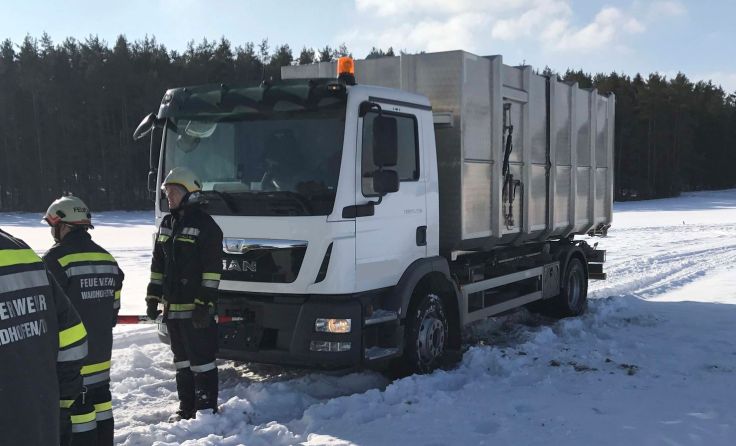 Der LKW blieb auf dem ungeräumten Feldweg stecken.