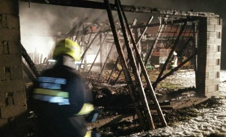 Die Einsatzkräfte konnten ein Übergreifen auf angrenzende Gebäude verhindern.