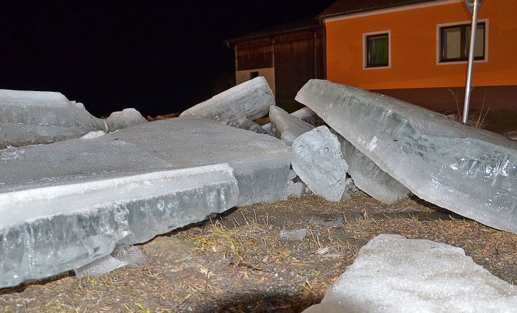 Dicke Eisschollen wurden in den ort gespült.