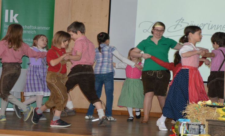 Die Kindervolkstanzgruppe Dobersberg bei ihrem Auftritt