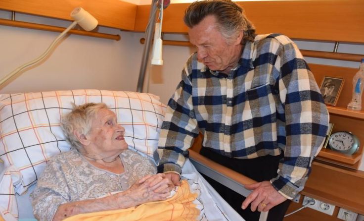 Horst Tröstl gratuliert seiner Mutter zum 106. Geburtstag.