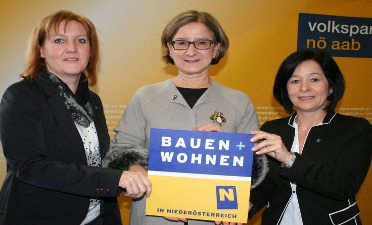 Johanna Mikl-Leitner und Margit Göll mit NÖAAB-Landesgeschäftsführerin Sandra Kern (l.)