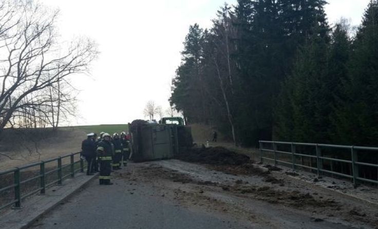 Der Anhänger kippte um und verlor die Ladung. Die Straße war nicht mehr passierbar.